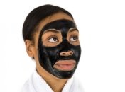 Дешева маска для обличчя перетворила лице дівчини у "вареного омара"