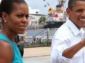 Первый поцелуй Барака и Мишель Обамы увековечили памятником