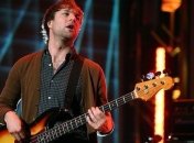 Басиста группы Maroon 5 обвинили в домашнем насилии