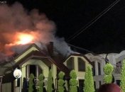 На Закарпатье элитный дом загорелся из-за удара молнии - фото пожара