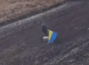 Мальчик машет пилотам