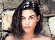 Дженна Дьюэнн вышла в свет в ярком платье с глубоким декольте