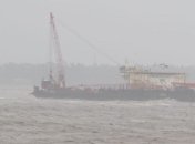 Из-за смертельного циклона у берегов Мумбаи затонула баржа: десятки человек пропали без вести (видео)