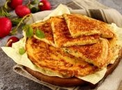 Ленивые хачапури с сыром на сковороде — быстрый рецепт