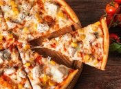 Рецепт дня: пицца с ветчиной, грибами, помидорами и кукурузой