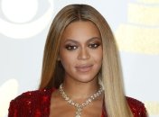 Во время концерта в Варшаве Бейонсе пришлось снимать с помощью лестницы