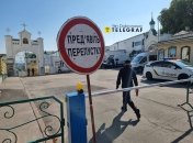 Лавру оцепили полицейские, а внутри военные: что происходит (фото, видео)