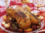 Утка с черносливом, курагой и яблоками