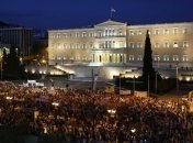 Тысячи греков митингуют у здания парламента в Афинах
