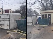 В Одессе очень пьяный водитель грузовика устроил курьезную аварию с переворотом (фото)