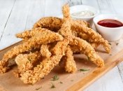 Курячі стріпси — це шматочки курячого філе в хрумкій паніровці