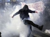 В Париже против участников массового протеста применили слезоточивый газ