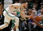 Баскетболист НБА во время матча сломал руку (Видео)