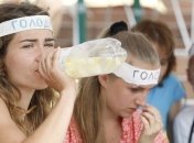 "Скорая" забрала уже вторую участницу голодовки на Крещатике