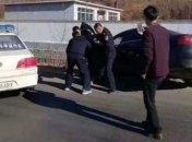В Китае возле школы машина въехала в толпу детей, много погибших 
