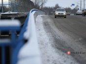 Машина едет по заснеженной дороге