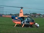 Российский блогер забавы ради примотал мужчину скотчем к днищу вертолета и поднял его в воздух (видео)