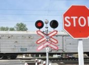 В Киеве пассажирский поезд сбил на смерть двух человек возле ТЦ