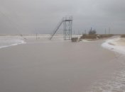 Дороги на Бирючий остров просто нет: появились новые видео шторма на Азовском море