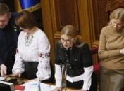 Первая кровь: Тимошенко поранила палец, ломая микрофон Разумкову (Фото)