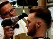 Прически 2019: осенняя мужская стрижка с короткой и длинной челкой (Фото)