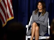 Классическое платье и клетчатый пиджак: Мелания Трамп посетила Филадельфию 