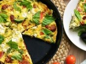 Рецепт дня: омлет с помидорами, моцареллой и базиликом