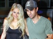 Невеста Энрике Иглесиаса засветила обручальным кольцом