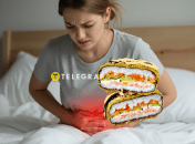 Женщина ела суши бургер