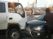 В Харькове грузовик столкнулся с кросовером: есть пострадавшие 