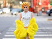 Джулия Фокс в эффектном наряде прошлась улицами "Большого яблока"