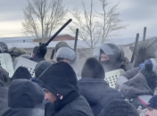 Протестующие окружили силовиков