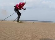 Российский лыжник на песке