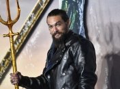 "Это самый горячий мужчина на свете": Джейсон Момоа с голым торсом показал, как нужно метать топоры (Фото, Видео)