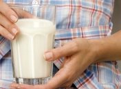 Кефирная маска поможет осветлить волосы в домашних условиях 