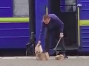 Работник поезда «Укрзалізниці» с топором на перроне взволновал сеть (видео)