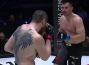 Боец ММА нокаутировал соперника брутальным апперкотом (видео)