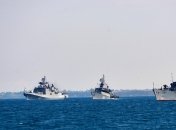 Российские корабли постоянно лавируют