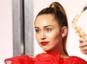 Приклеила бороду и надела парик: Майли Сайрус примерила новый образ