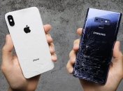 Во время дроп-теста Samsung Galaxy S10+ сразился с iPhone Xs Max