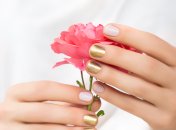 Золото часто використовують у нейл-арті