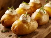 Запеченный молодой картофель подавайте со сметаной (изображение создано с помощью ИИ)