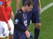 Болельщик АЗ во время матча украл у защитника "Твенте" бутсу (Видео)