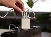 Чи виймати з розетки зарядний пристрій смартфона