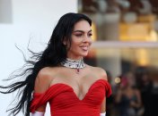 Джорджина Родригес показала красочный маникюр