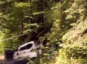 Шансів врятуватися не було: в Карпатах злетів в урвище автомобіль з людьми (фото)