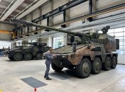 Посол Украины в Германии Алексей Макеев возле САУ RCH155 на производстве