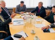 Зеленский встретился с еврокомиссаром Ханом