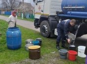 Спасатели продолжают снабжать дончан водой