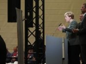 Выборы в Германии: Меркель вновь забросали помидорами